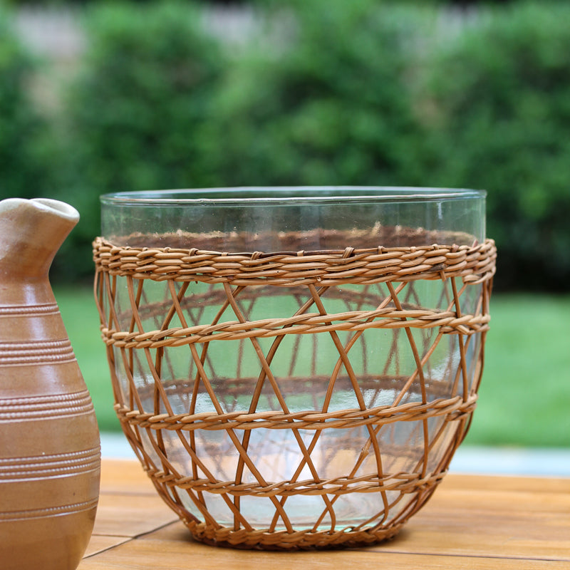 Glass salad bowl with woven rattan holder - Terrestra